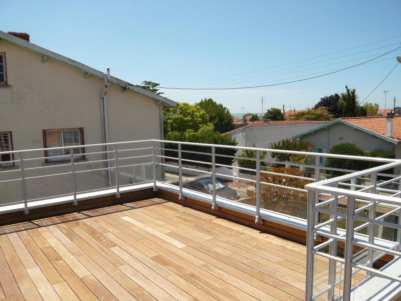 Terrasse sur extension accessible vue mer après travaux